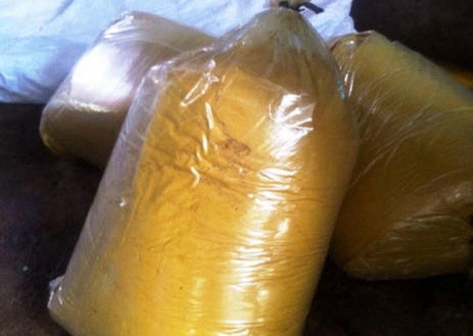 Hóa chất được phát hiện tại chợ Vinh - loại hóa chất cơ quan điều tra nghi ngờ các cơ sở chế biến măng dùng để “nhuộm” măng. Ảnh: Doãn Hòa.