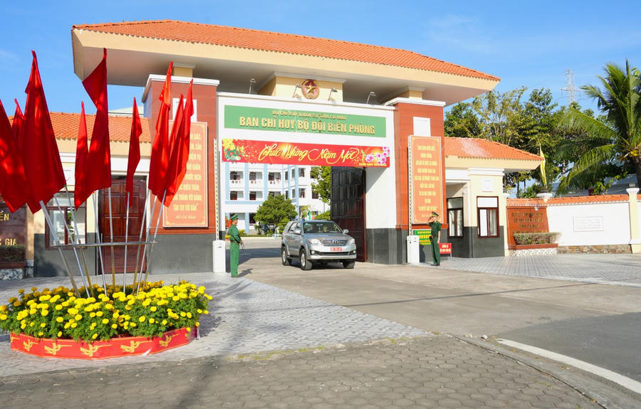 Cờ hoa rực rỡ được trang trí tại cổng Ban Chỉ huy BĐBP tỉnh Cà Mau.