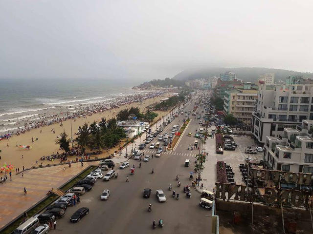 Dù đã là thời điểm cuối kỳ nghỉ lễ, nhưng lượng du khách đổ về Sầm Sơn vẫn rất đông. Đặc biệt, nhiều nhà nghỉ, khách sạn dọc đường Hồ Xuân Hương đã