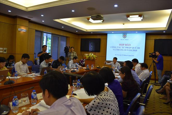 Nhiều câu hỏi của phóng viên báo chí được đại diện lãnh đạo các đơn vị thuộc Bộ Tư pháp giải đáp.