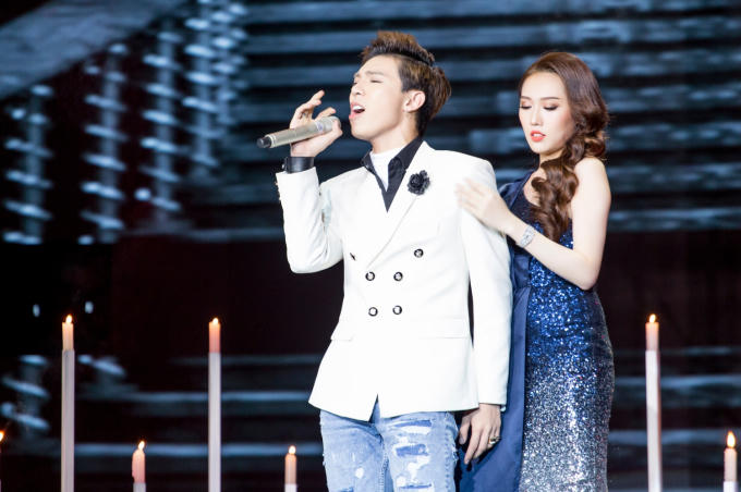 Hoa hậu Ho&agrave;ng Kim đẹp kh&ocirc;ng g&oacute;c chết &ldquo;m&ecirc; hoặc&rdquo; Erik tr&ecirc;n s&acirc;n khấu Cặp đ&ocirc;i ho&agrave;n hảo