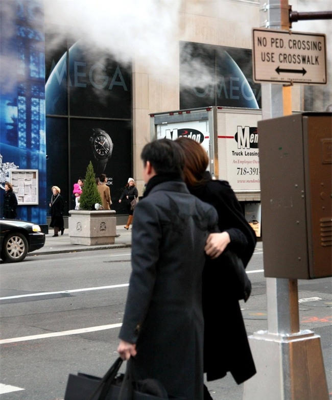 Hai người thân mật bên nhau trên đường phố New York.