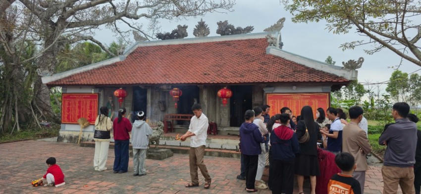 Người dân địa phương tới đền Nam thắp nén hương thơm, cầu xin một năm may mắn và bình an.