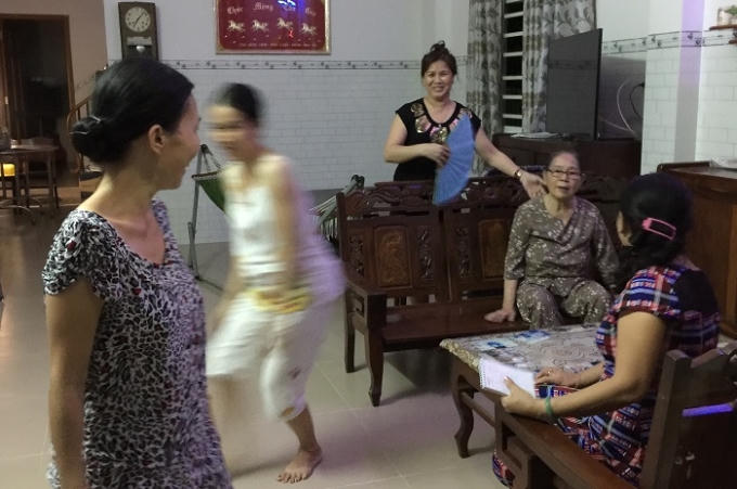 Cụ Soi (người ngồi đeo kính) một phen kinh hoàng nhưng vẫn bình tĩnh cùng chồng khuyên răng đối tượng.