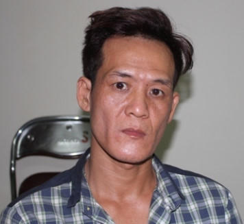 Đối tượng Hồng và tang vật vụ án.