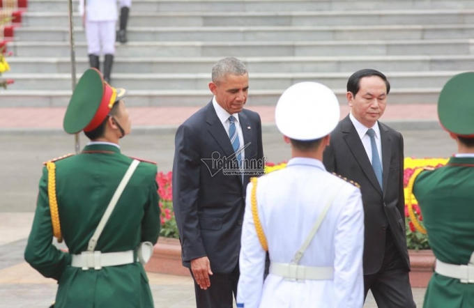 Chủ tịch nước Trần Đại Quang và Tổng thống Obama tiến vào Phủ Chủ tịch.