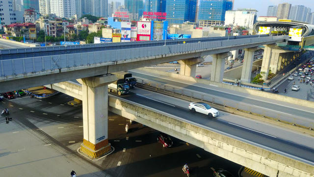 Tầng thứ 2 là đường vành đai 3, hoàn thành năm 2012 với thiết kế là đường cao tốc trên cao để kết nối từ Mai Dịch tới nút giao Pháp Vân và đường dẫn lên cầu Thanh Trì.