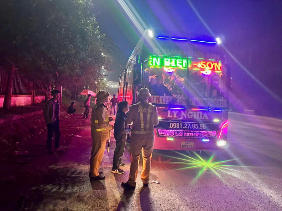 Đội Cảnh sát giao thông đường bộ số 4 xử lý nghiêm 16 trường hợp xe khách chở quá số người quy định.