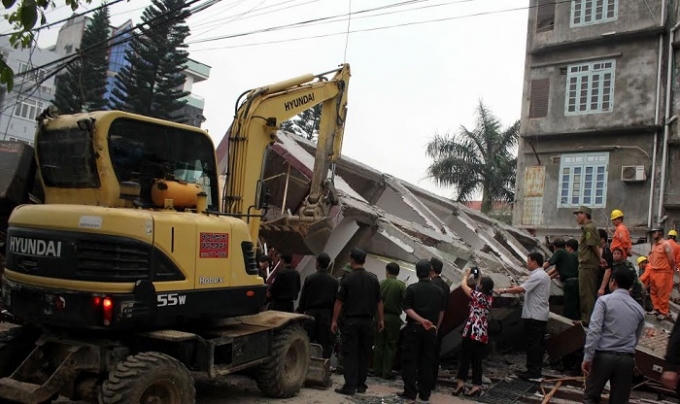 Lực lượng chức năng đang tiến hành cứu hộ tại hiện trường.