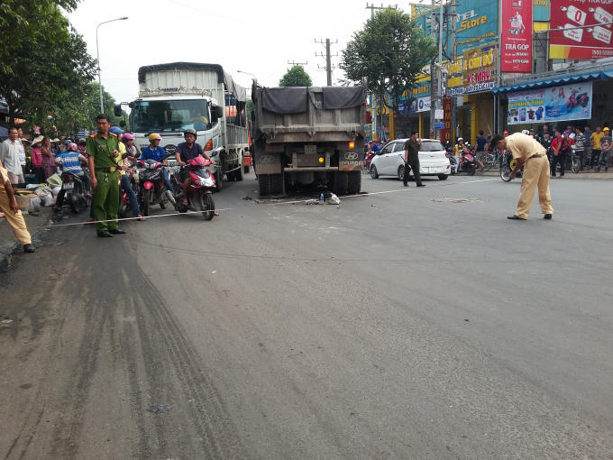 Công an khám nghiệm hiện trường.