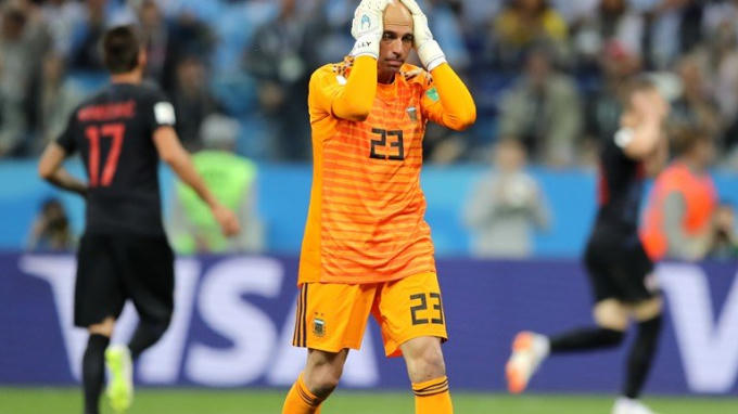 Rebic trừng phạt sai lầm của Caballero