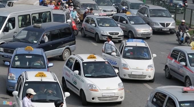Có những nơi bát nháo đến mức taxi đỗ giữa đường đón trả khách như đường Giải Phóng trước cổng biện viện Bạch Mai. Ảnh: Hoàng Hà.