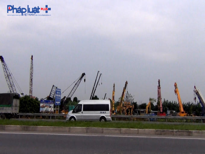 Dù đã tồn tại gần 2 năm, nhưng không hiểu sao chính quyền nơi đây vẫn không xử lý bãi xe trái phép trên đất nông nghiệp.