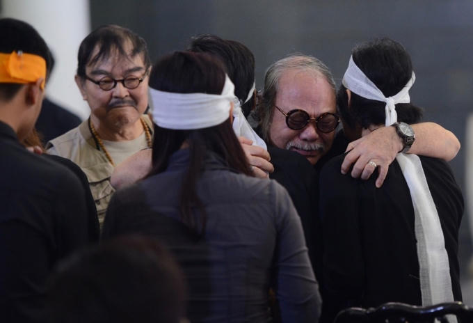 C&aacute;c nghệ sĩ c&ugrave;ng thời Phạm Bằng chia sẻ nỗi đau mất m&aacute;t c&ugrave;ng gia quyến. Ảnh: zing.