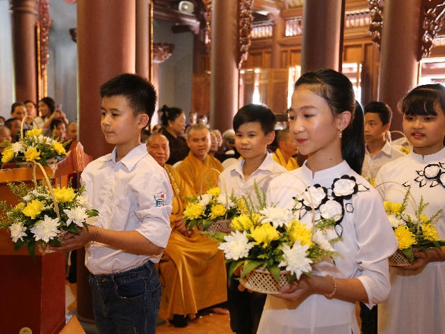 Dâng hoa kính Phật.