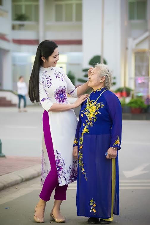 Bà ngoại của Hoa hậu bất ngờ xuất hiện, đây cũng là món quà bất ngờ của "Giai điệu kết nối" dành cho Ngọc Hân.