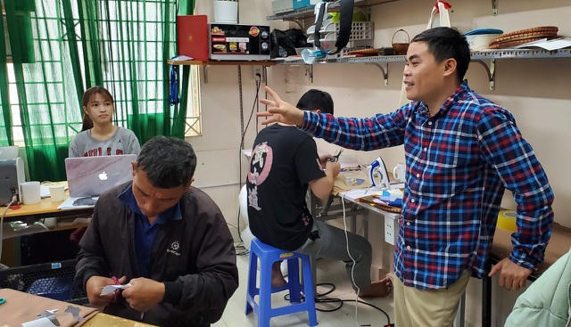 Dù nắng hay mưa, 1 tuần 3 ngày anh đến Vụn Atr để chia sẻ và giúp đỡ những người khuyết tật khác