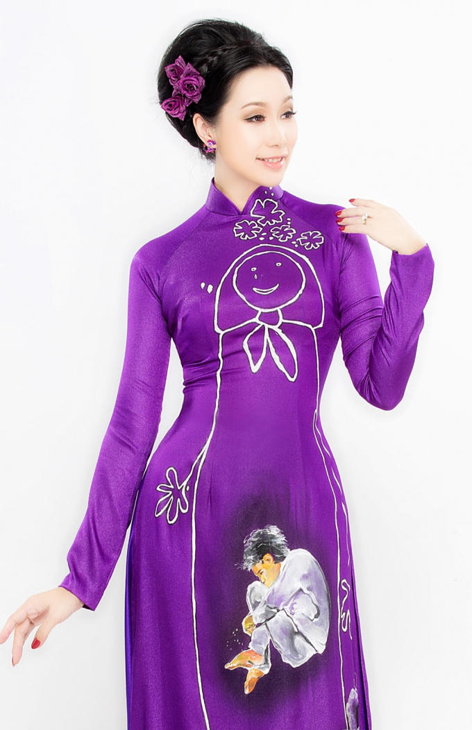 Với Trịnh Kim Chi thì chị  yêu thích những thiết kế này ở sự kết nối của những chi tiết khác nhau cho một tổng thể ấn tượng. Từ đó đẩy mạnh cảm xúc dành cho người đối diện. Tất cả những điều này đã làm nên điều thú  vị đặc biệt nhất. Dù thường xuyên diện các thiết kế khác nhau nhưng với chị, áo dài luôn có vẻ đẹp riêng, đó là tâm hồn tình cảm và cốt cách của những người phụ nữ.
