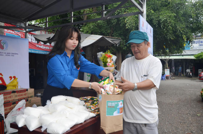 Người dân đổi rác thải nhựa và vỏ lon lấy quà tặng.