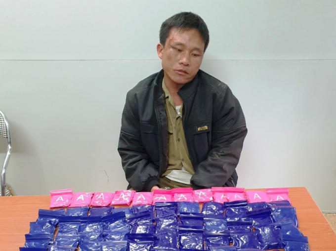 Đối tượng Sùng A Cáng và tang vật 60 túi ni-lon chứa 12.000 viên hồng phiến