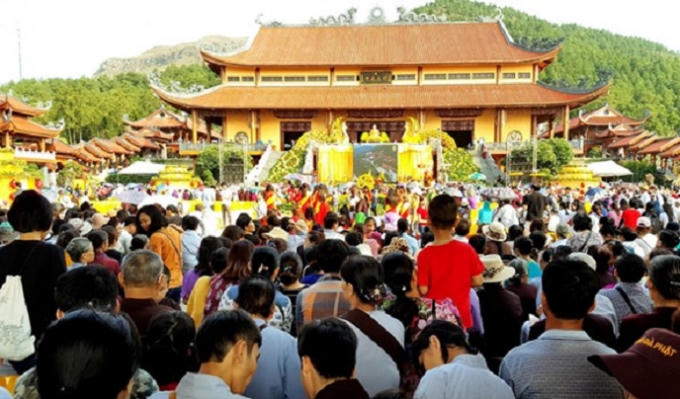 Hàng nghìn người có mặt tại chùa Ba Vàng tham gia lễ hội.