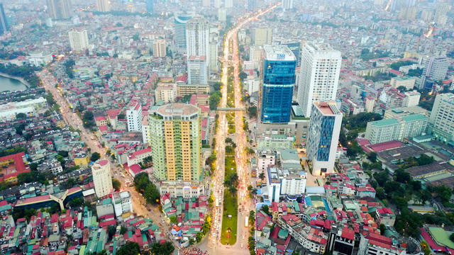Thành phố Hà Nội vừa giao Sở GTVT chỉnh trang, xén bớt dải phân cách giữa đường Nguyễn Chí Thanh để mở rộng lòng đường do tuyến giao thông này thường xuyên ùn tắc vào các giờ cao điểm.