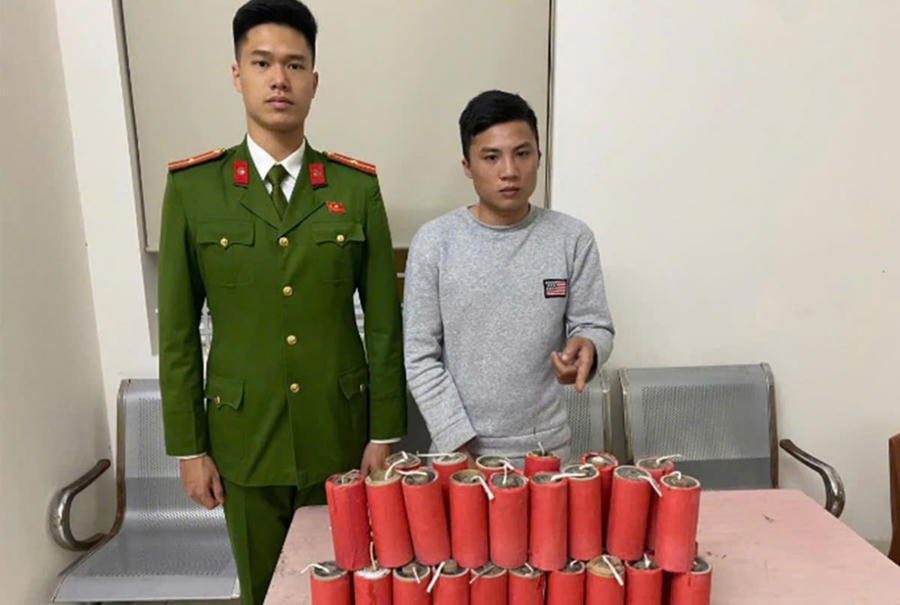 Đối tượng Lò Văn Hải và số tang vật bị thu giữ.
