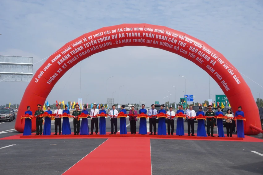Lãnh đạo Chính phủ cắt băng khánh thành đoạn Cần Thơ - Cà Mau. Ảnh: V.LONG