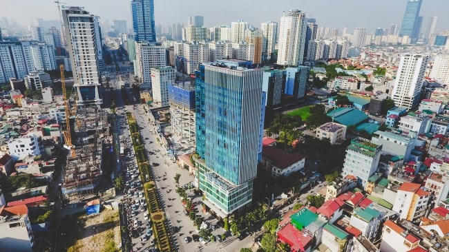 Cả 2 bên đường, những chung cư cao tầng mới tiếp tục mọc lên.