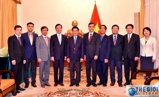 Phó Thủ tướng, Bộ trưởng Ngoại giao Phạm Bình Minh cùng các đại biểu dự lễ trao quyết định. Ảnh TGVN.