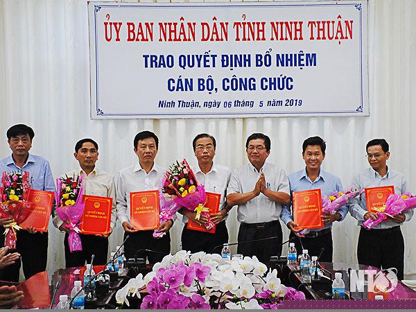 Chủ tịch UBND tỉnh Ninh Thuận Lưu Xuân Vĩnh trao quyết định bổ nhiệm cho các cán bộ.