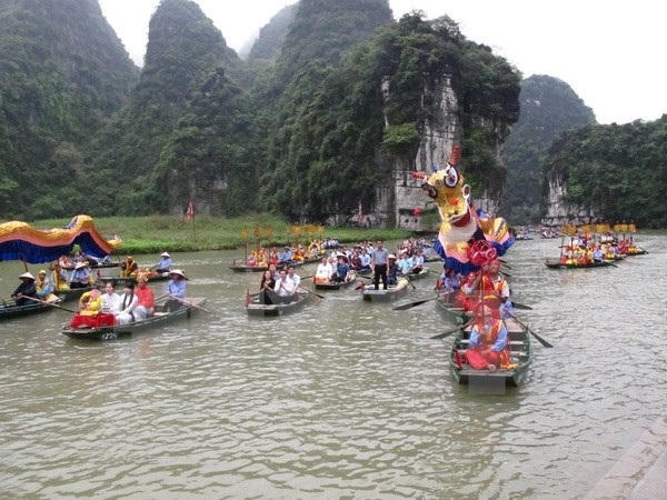 Đoàn nghi lễ rước kiệu cập bến đền Suối Tiên. (Ảnh: Thùy Dung/TTXVN)