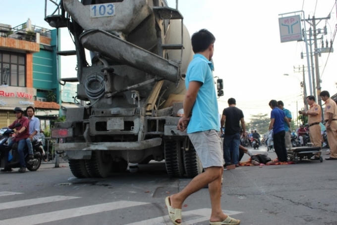 Xe bồn chạy với tốc độ cao va chạm với xe máy khiến một thanh niên tử vong tại chỗ. Ảnh: Atgt.vn
