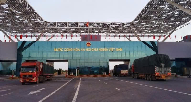 Hoạt động xuất nhập khẩu hàng hóa qua cầu Bắc Luân II diễn ra ổn định trong những ngày thí điểm thông quan cuối tuần.