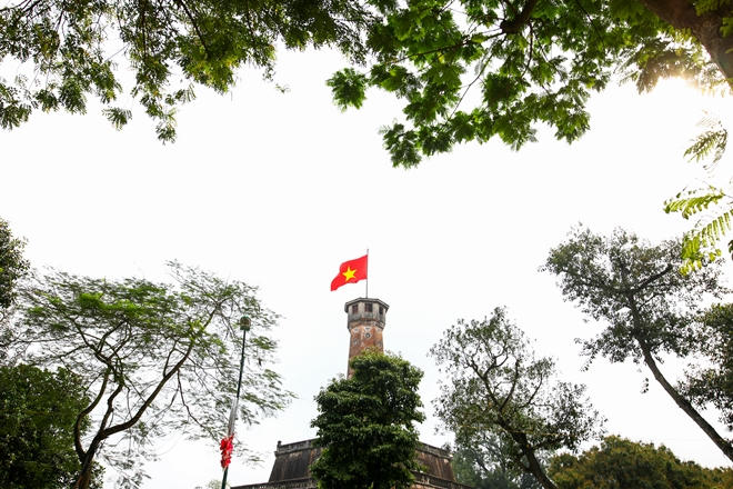 2018: Không khó để nhận ra Cột Cờ giữa những tán cây xanh mướt. Khi hỏi bất cứ ai từng sinh sống ở Hà Nội rằng điều gì ấn tượng họ nhất trên phố Điện Biên Phủ, mọi người sẽ đều nói: