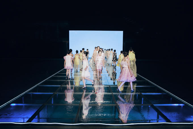 Khác với tông màu đen chủ đạo trong các BST trước, BST lần này chứng kiến sự thay đổi mạnh mẽ của các tông màu mà Kelly Bùi chưa từng sử dụng trong những show diễn trước đó với sự phối hợp cùng các gam trắng, đỏ và xanh coban.