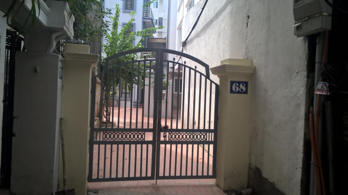 Chủ số nhà 68 đã xây cổng trên phần đất lưu thông. (lối đi chung của xóm).