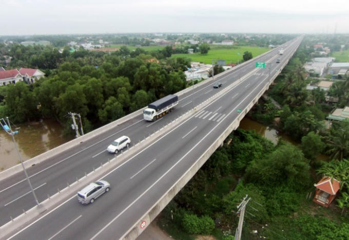 Cao tốc TP.HCM - Trung Lương cũng từng c&oacute; chi ph&iacute; cao khi x&acirc;y dựng tr&ecirc;n nền đất yếu.