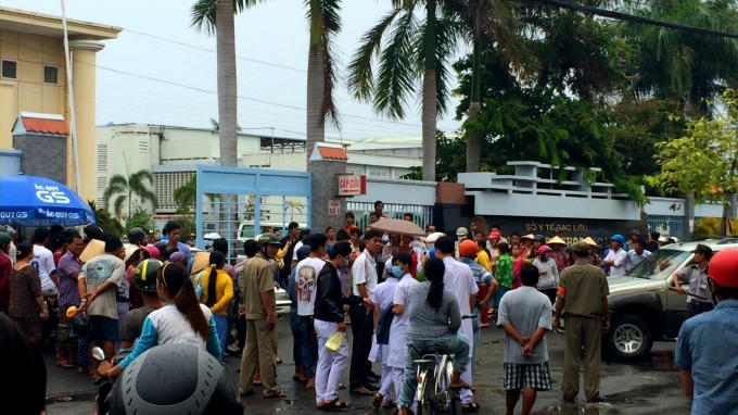Người dân TP Bạc Liêu hiếu kỳ kéo đến theo dõi sự việc.