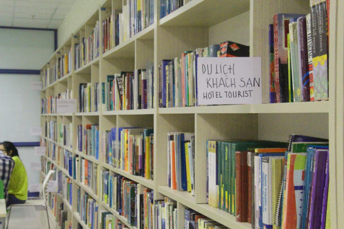 Thư viện mới đẳng cấp, ho&agrave;nh tr&aacute;ng như ở