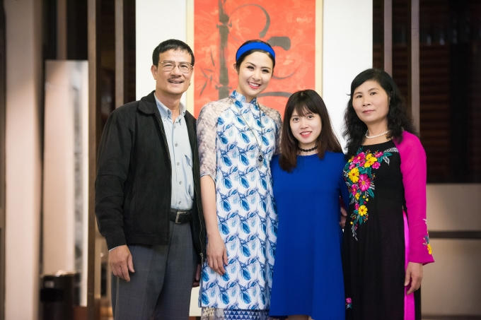 Cả bố, mẹ và em dâu cùng tới chúc mừng thành công của hoa hậu Ngọc Hân.