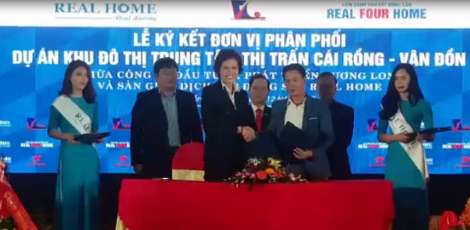 Đại diện Read Home ký kết hợp đồng với các đối tác.