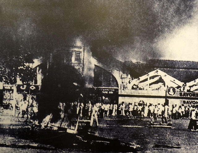 Sau lễ Tuyên ngôn Độc lập ngày 2/9/1945, Chính quyền cách mạng Việt Nam gặp muôn vàn khó khăn, cùng lúc phải giải quyết nạn đói, nạn mù chữ,... đứng trước tình thế “ngàn cân treo sợi tóc” khi phải đối phó với "thù trong giặc ngoài". Trong ảnh, thực dân Pháp ngày 23/9/1945 nổ súng đánh chiếm Sài Gòn. Đây là một trong số hàng chục tư liệu, hiện vật được trưng bày trong triển lãm "Chủ tịch Hồ Chí Minh - Hành trình kháng chiến chống thực dân Pháp xâm lược" nhân dịp kỷ niệm 70 năm ngày Chủ tịch Hồ Chí Minh ra lời kêu gọi toàn Quốc kháng chiến (19/12/1946 - 19/12/2016), đang diễn ra tại Bảo tàng Hồ Chí Minh.