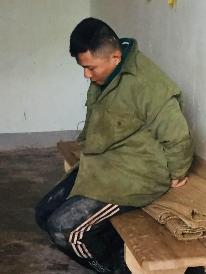 Một trong hai đối tượng bị người dân vây bắt (ảnh: FB Ng.H.Ng).