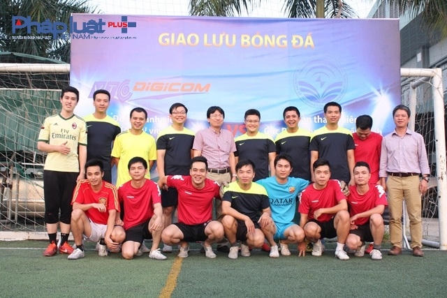 Tập thể đội bóng chụp ảnh lưu niệm trước khi tham gia giải đấu.