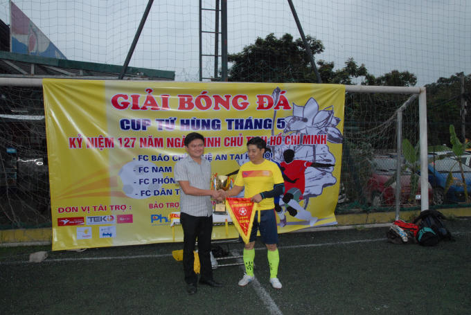 Ông Nguyễn Huy Hiệu - Công ty VNA Sporst trao giải ba cho đại diện FC Báo chí Nghệ An tại Hà Nội.