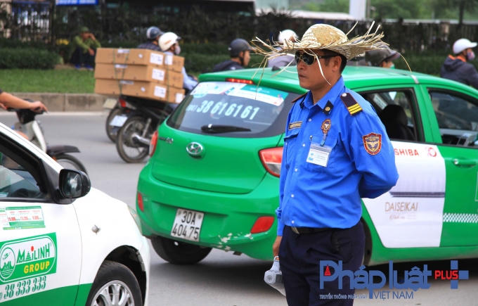 Hàng vạn người ùn ùn đổ về Thủ đô sau kỳ nghỉ lễ