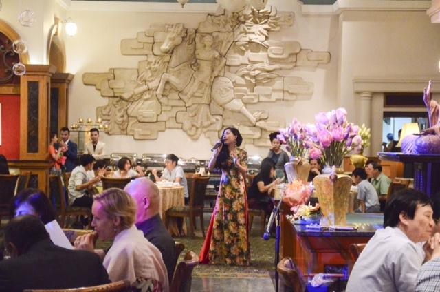 Nữ họa sỹ quốc tế Văn Dương Thành giới thiệu bộ tranh về Đức Phật nhân Lễ Phật Đản