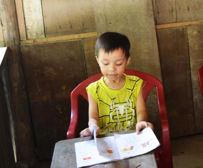 Dù chưa một lần đến trường thế nhưng cậu bé Hoàng đã biết đọc chữ vanh vách