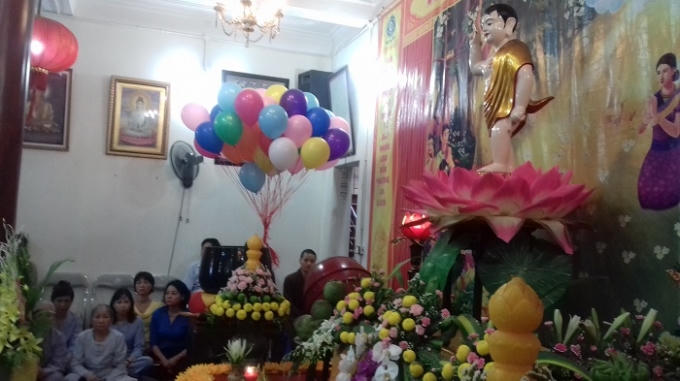 Phật tử, người hướng phật xếp hàng thành kính trước tượng phật.